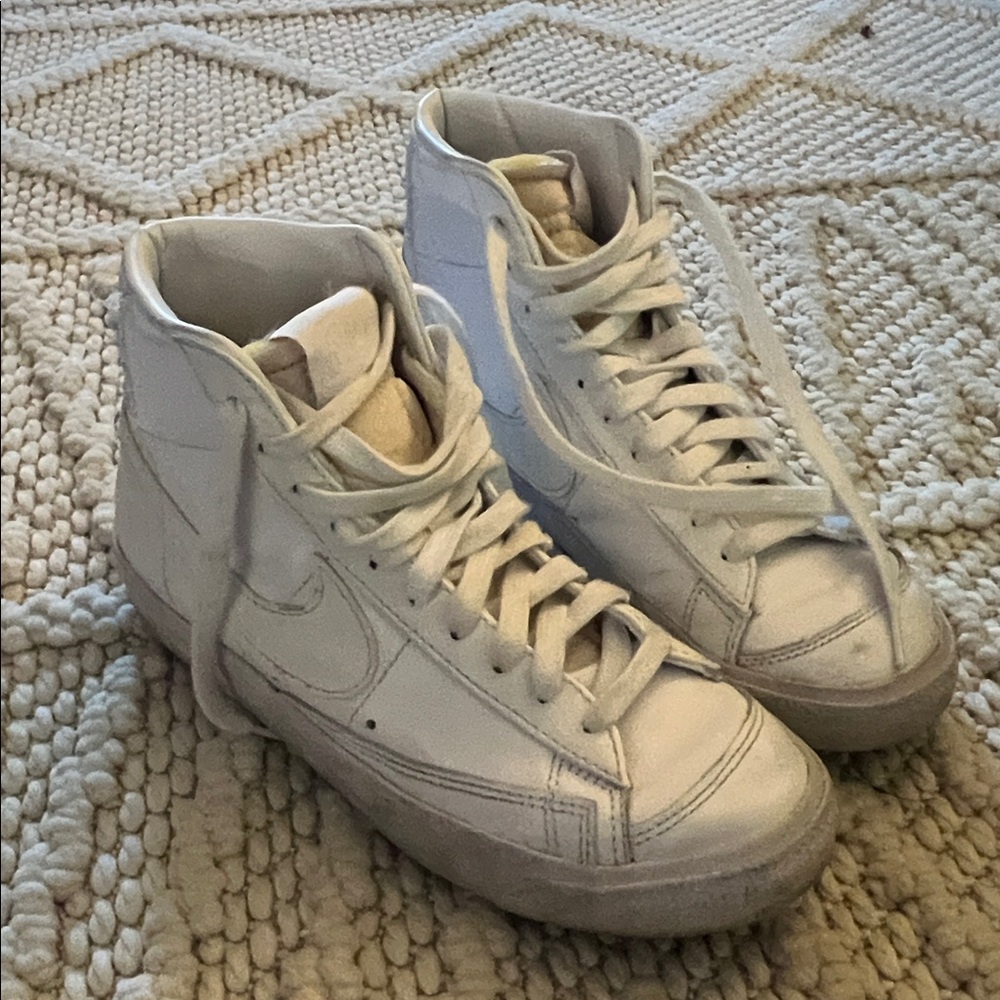 White High-Top Sneakers Nike blazers